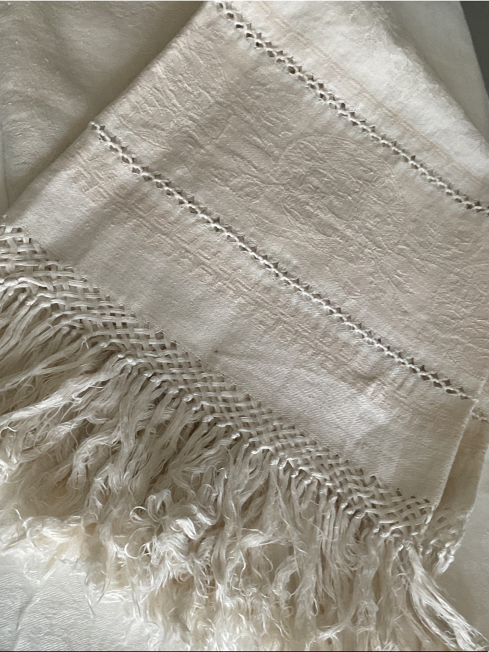 Damask towel with fringe